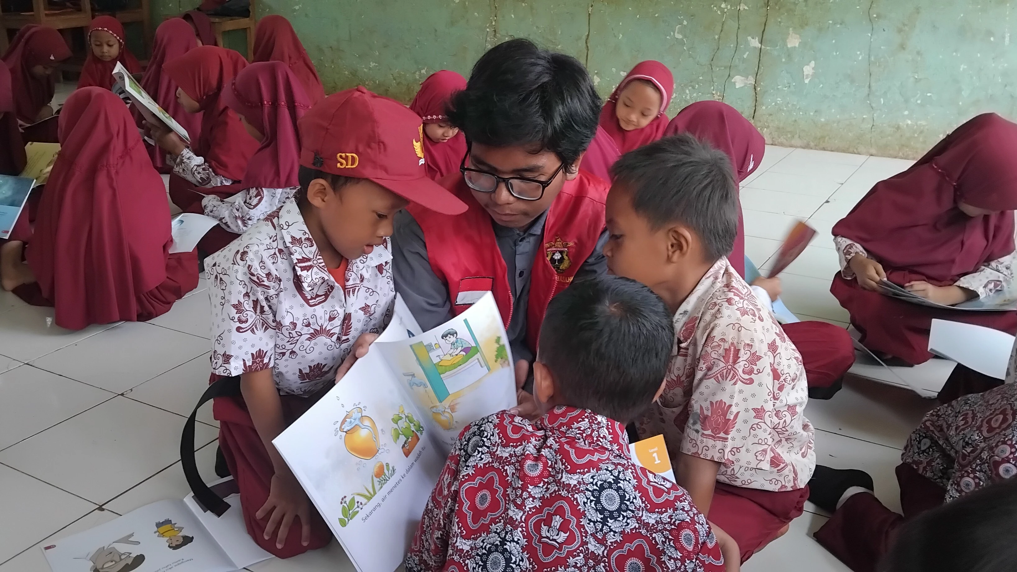 Senyum ceria siswa SDI Pannyikokang, Gowa, saat menunjukkan hasil karya origami mereka. Kegiatan ini merupakan bagian dari program 